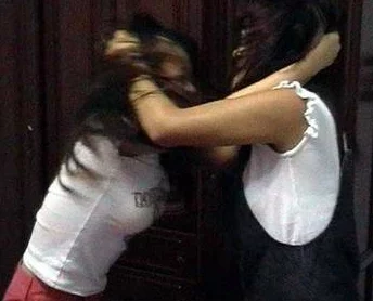 女孩子打架缠在一起近日网络上流传一段视频引发热议两名女孩因琐事发生争执互相拉扯