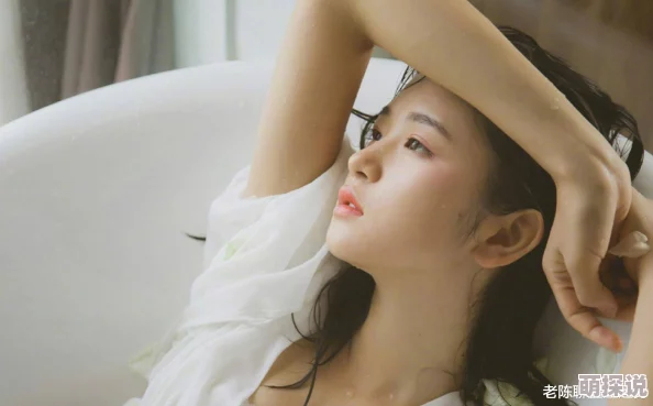 美女露出奶恋途未卜勇敢追梦相信未来会更美好