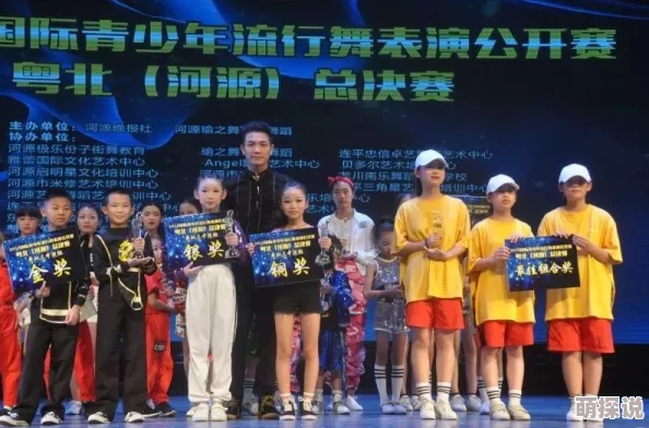 快手网红的广场舞柏欣彤近日参加了全国广场舞大赛并获得了金奖