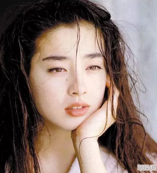 真树凉子生活中充满希望与美好，勇敢追求梦想，积极面对每一天