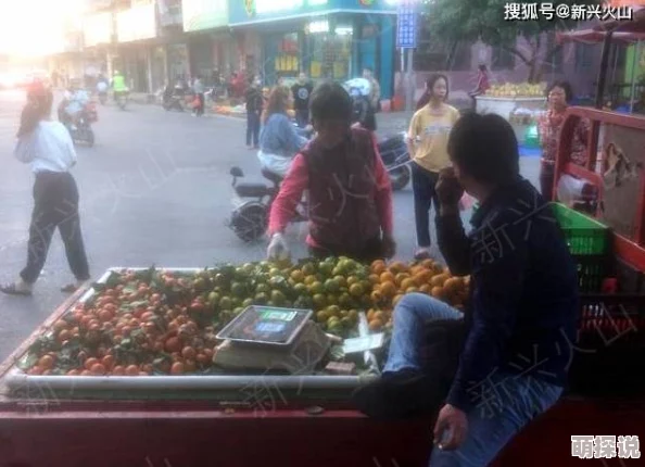 推特yqk路遇卖瓜路边摊的西瓜甜美多汁吸引了众多路人驻足品尝