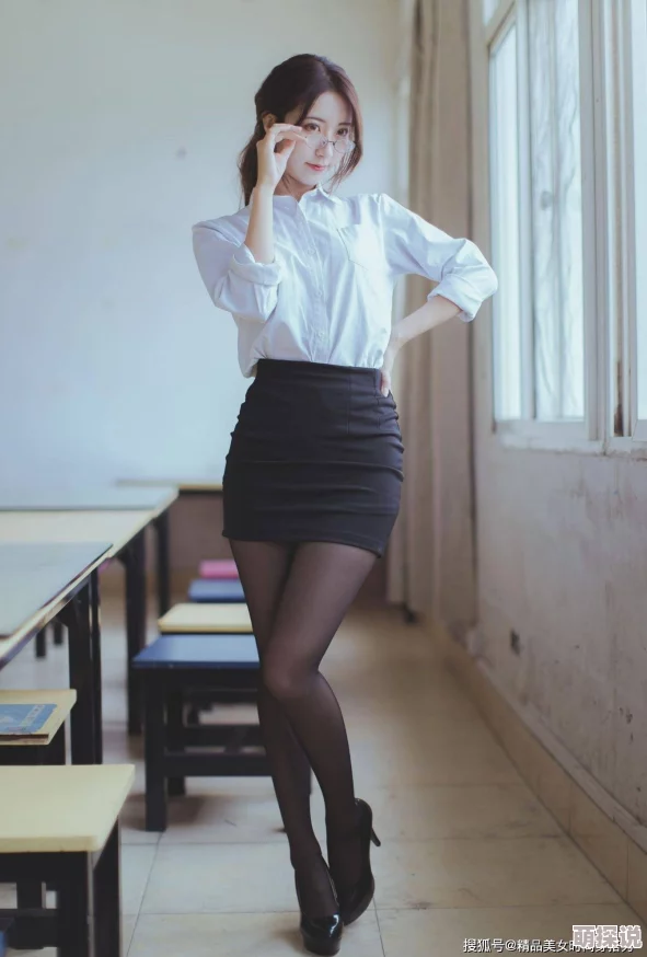 老师丝袜好紧近日一位老师在课堂上分享了她的时尚搭配心得，引发学生们热烈讨论