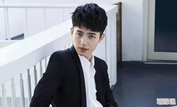 办公室呻吟美男子展现自信魅力积极向上追求梦想成就未来