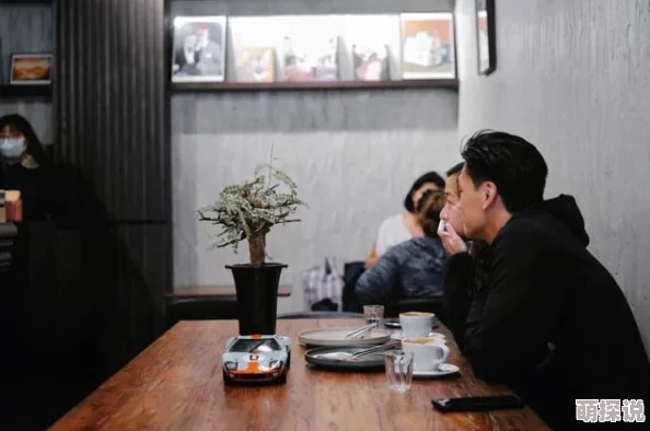 我把你c哭好不好近日一位网友分享了自己在咖啡店偶遇老朋友的温馨故事，令人感慨万千