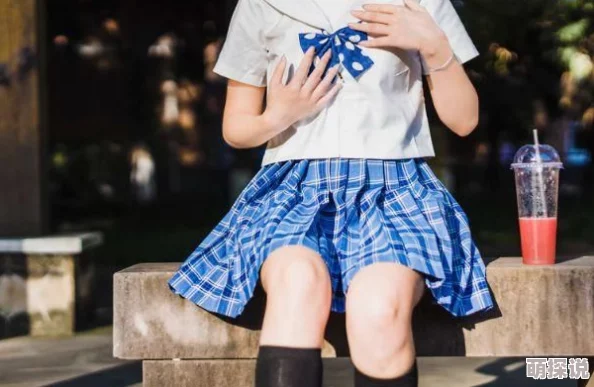 窄裙女教师近日她在课堂上分享了自己的旅行经历，激发了学生们的学习热情