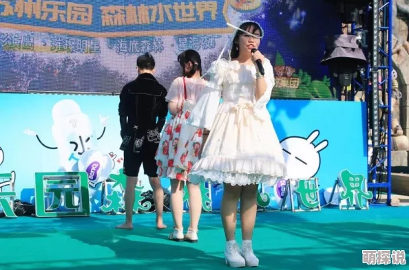 小雪小柔两个大校花20部小雪小柔在校园举办了一场别开生面的时装秀吸引了众多同学围观
