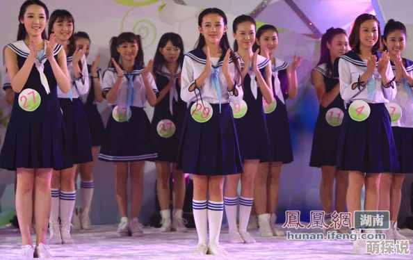 小雪小柔两个大校花20部小雪小柔在校园举办了一场别开生面的时装秀吸引了众多同学围观