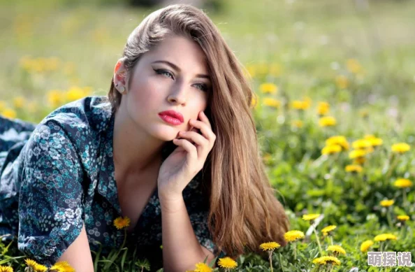 五十六丰满妇女学习插花技能提升生活品质展现成熟女性魅力