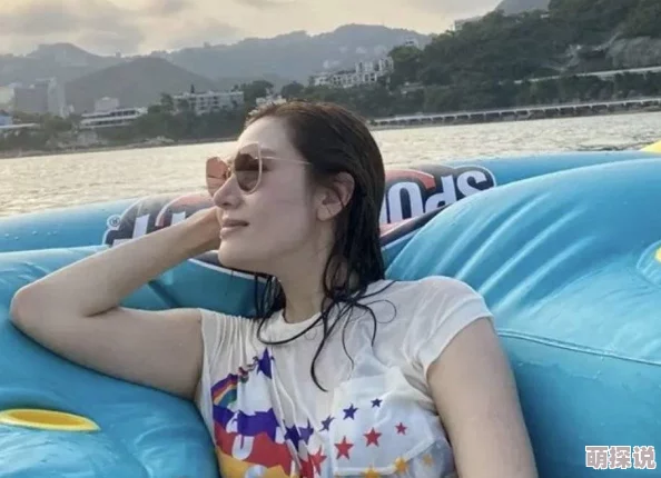 玩弄丰满奶水的女邻居她邀请我帮忙修水管，我看到她湿透的衬衫