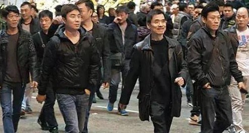 黑道腾龙家族纷争再起风云主角身陷囹圄生死未卜