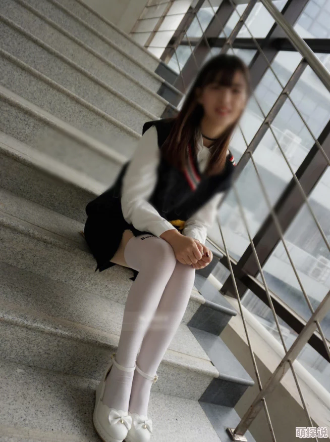 白丝校花被狂揉大胸照片