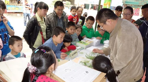 生物老师上课亲自给我们展示自己制作的动植物标本