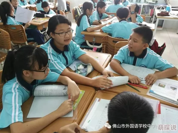 生物老师上课亲自给我们展示自己制作的动植物标本