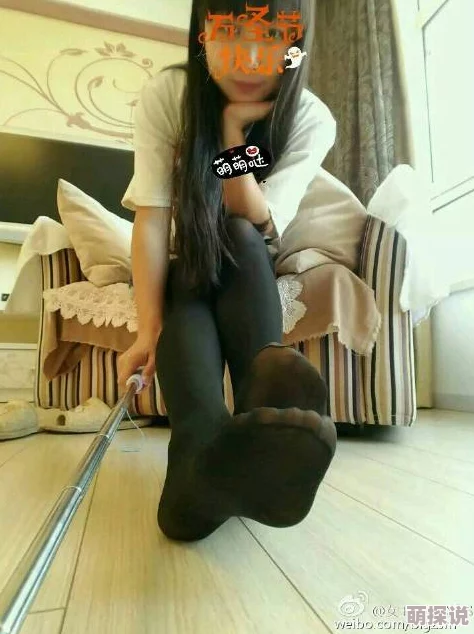艾彩原创视频贱奴钻女王胯下调教视频已更新至第五部分完整版尽在XXX