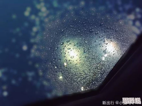 温暖叶非墨车内做描写车窗外的雨滴轻轻敲打着玻璃，温暖的阳光透过云层洒在他们身上
