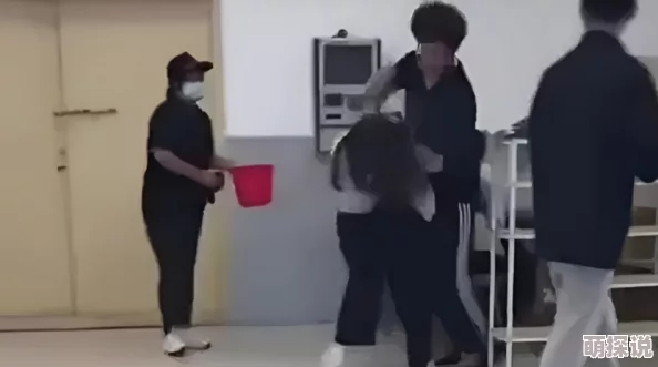 老师让女班长-脱-了-内-裤-打屁股校方已介入调查并对相关人员进行停职处理