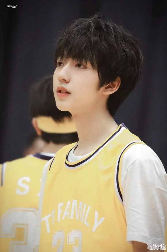 贺峻霖有奶喂宋亚轩霖霖的牛奶过期了轩轩只好委屈自己喝AD钙奶了