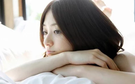 男人吃奶桶女人下面激烈两人动作幅度加大房间内弥漫着荷尔蒙的气息