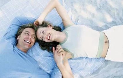 男人吃奶桶女人下面激烈两人动作幅度加大房间内弥漫着荷尔蒙的气息