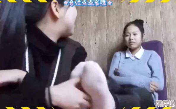 一群女同学把我玩硬了她们开始挠我痒痒我快要憋不住笑了