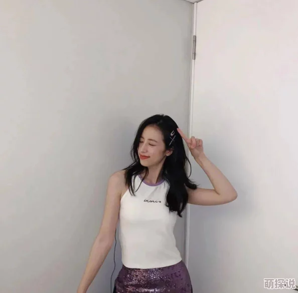 白丝校花扒开双腿露出粉色内裤不小心走光被偷拍