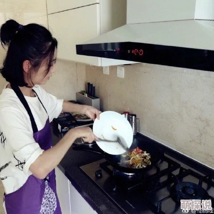 厨房要了美艳麻麻麻麻她只好一边躲藏一边学习厨艺争取早日摆脱困境