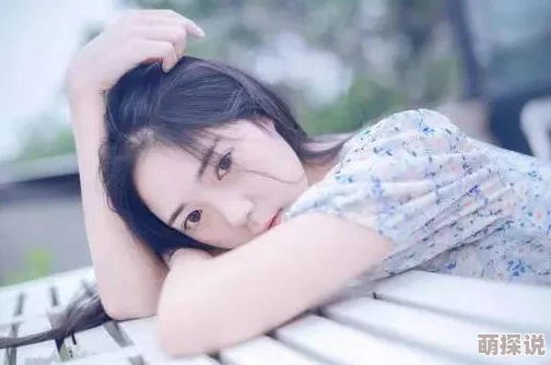 这女的太骚了按在床上挣扎了几下后竟然开始回应 这女的太骚了按在床上挣扎了几下后竟然开始回应