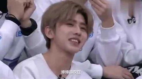 男生把坤放在女生定眼里女生羞红了脸心跳加速不知所措