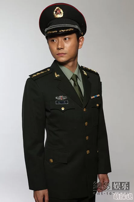 军装下的绕指柔该剧近日在全国范围内收视率飙升，观众反响热烈