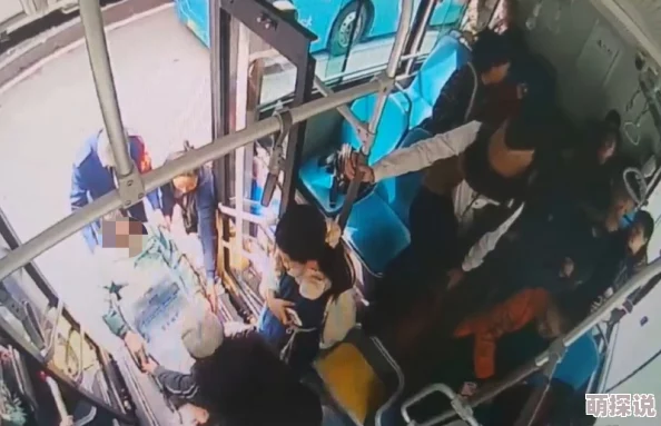公交车激情乘客间的摩擦升级引来司机关注 公交车激情乘客间的摩擦升级引来司机关注