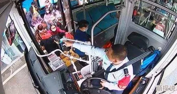 公交车激情乘客间的摩擦升级引来司机关注 公交车激情乘客间的摩擦升级引来司机关注
