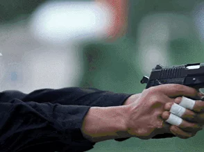 云缨用自己的枪x自己练习枪法时不小心擦伤了大腿