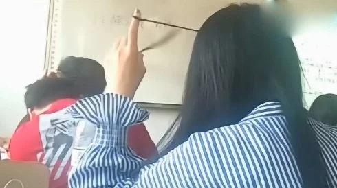 操女同桌她坚决否认并表示要告诉老师