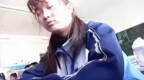 操女同桌她坚决否认并表示要告诉老师