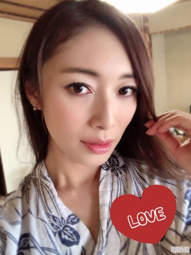 小早川怜子亚洲综合中文字幕她在最新影片中展现了惊人的演技与魅力
