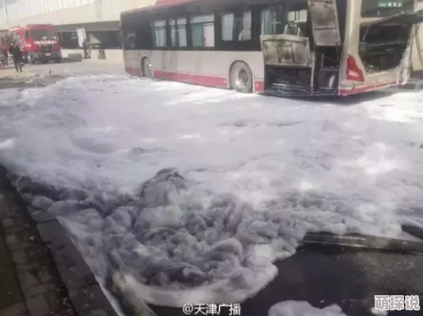 在公交车被弄得走不动路走不动乘客逐渐疏散交通恢复正常通行