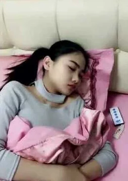 听到隔壁叫床我流水了隔壁停止后我也停止了现在感觉有点空虚