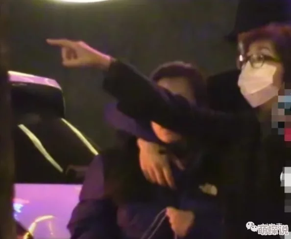 羞羞午夜知名导演深夜探班剧组女主角两人举止亲密引猜测