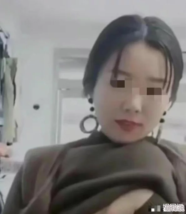 美女露出乳胸扒开尿口直播听说平台已封禁主播账号并报警处理
