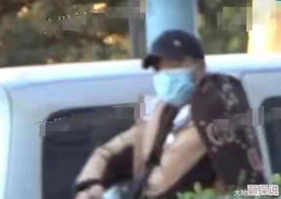 逼逼照疑似新恋情曝光与神秘男子深夜约会举止亲密