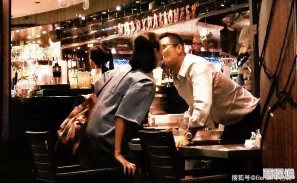 蓝摄基图疑似与神秘富商深夜密会共进晚餐举止亲昵