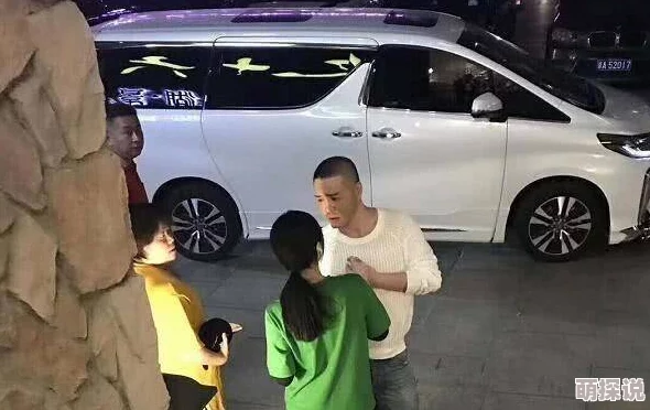 肏女人据传与神秘富商深夜密会豪车接送引发网友热议