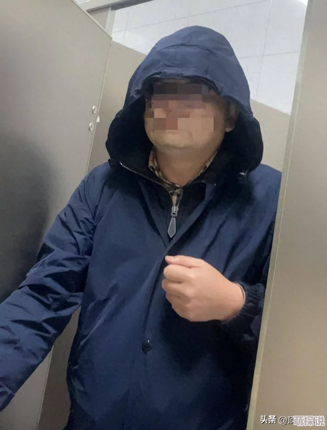厕所被猛烈进出疑似当红小花与神秘男子深夜幽会