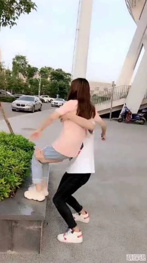 男生捅女生的逼据说是因为女生劈腿和闺蜜男友在一起了