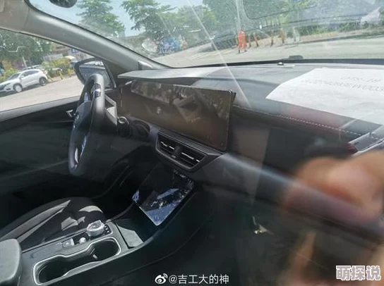 莲花B据说新款内饰升级配置更丰富还有人看到疑似路测谍照