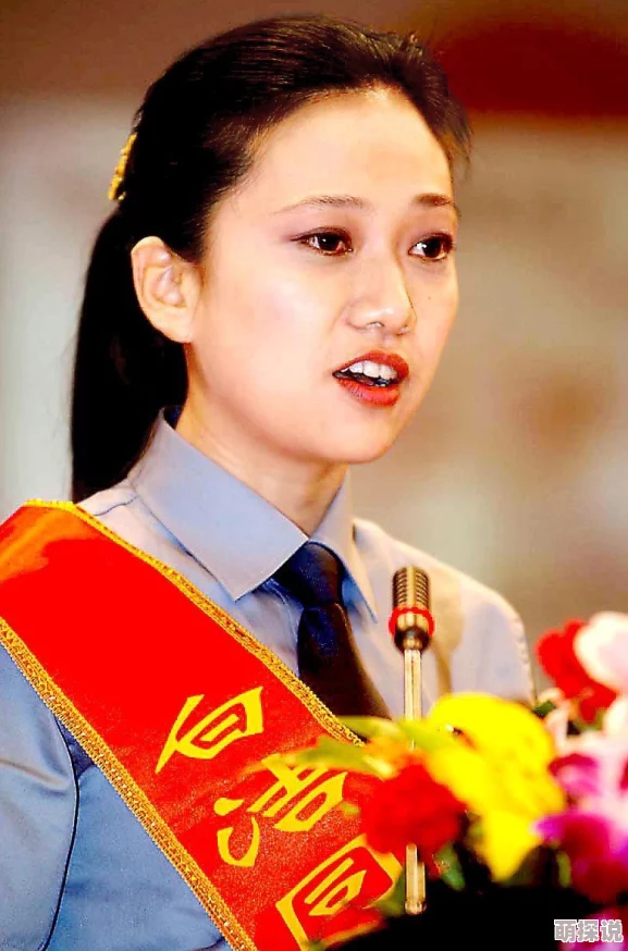 白洁高仪据传曾在三亚度假时与神秘男子举止亲密共进晚餐