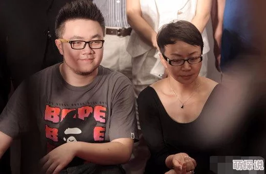 老扒与三个儿媳妇据说老大媳妇最孝顺老三媳妇性格泼辣