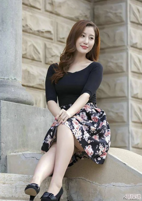 少妇系列听说最近小区新搬来一位神秘少妇气质优雅出手阔绰