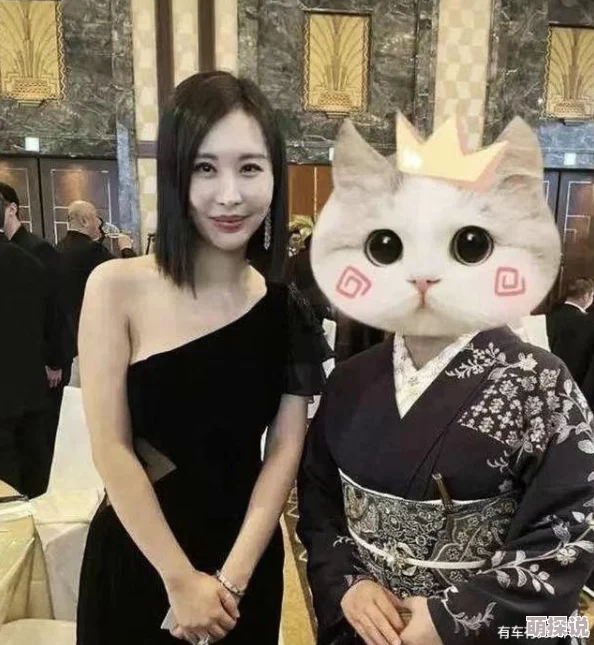 秋霞瓜皮疑似与圈内小鲜肉深夜密会共进晚餐举止亲昵