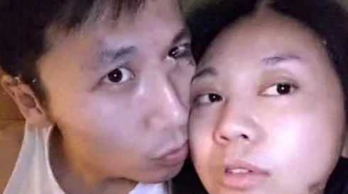 秋霞瓜皮疑似与圈内小鲜肉深夜密会共进晚餐举止亲昵